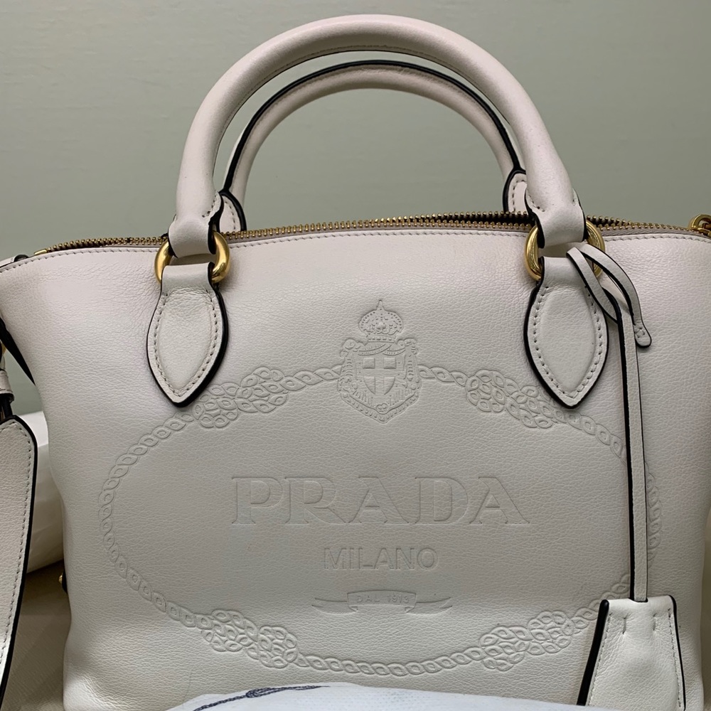 New beautiful Prada purse elegant!